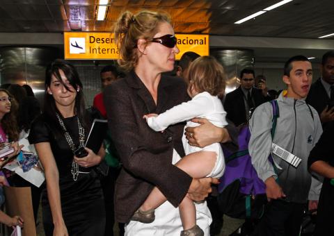  Uma Thurman, de 'Pulp Fiction' e 'Kill Bill', é clicada desembarcando no Brasil